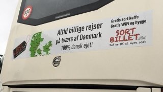 Bagsiden af bus med Sortbillet slogan på